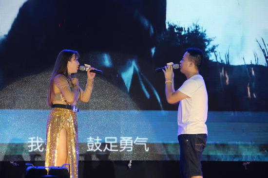歌手与观众现场互动