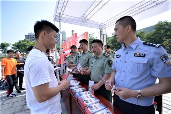 大学生咨询入伍政策 重庆警备区供图