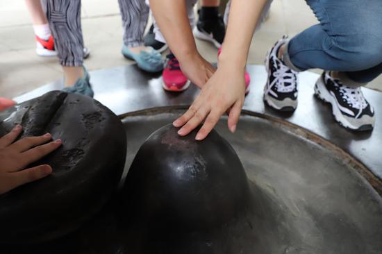 游客正在触摸星辰礅
