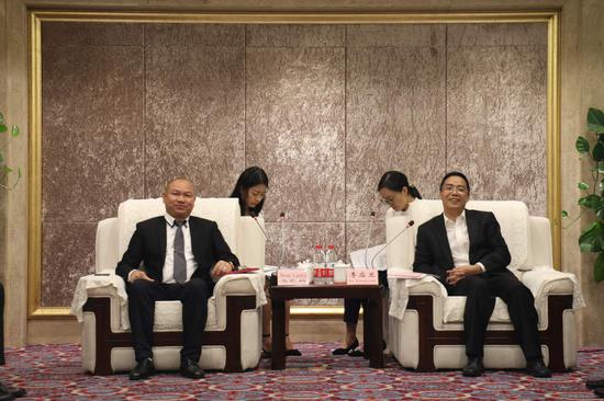 中共重庆市合川区委书记李应兰(右)会见四国驻重庆领事官员