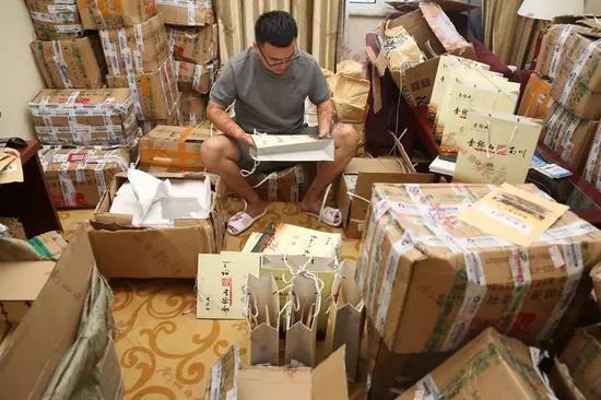 工作人员为现场观众准备伴手礼