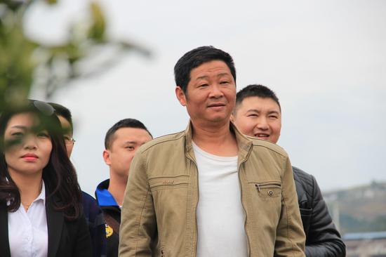 演员赵亮继续当棒棒