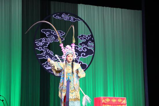 杨鑫灵扮演吕布