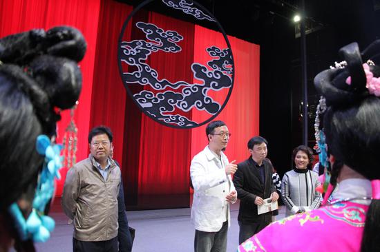 重庆市文旅委刘旗主任在和演职人员们交流