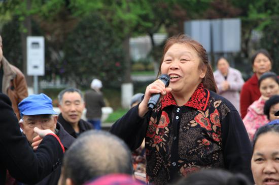 市民们积极参与答题