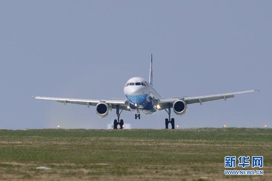 4月18日,重庆巫山机场,重庆航空一架A320客机安全平稳降落,标志着巫山机场成功试飞。新华网 李相博 摄