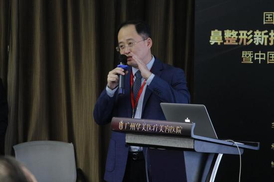 曹阳院长在会上分享疑难鼻修复案例
