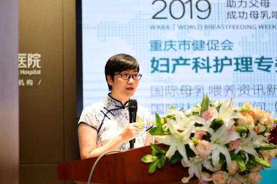 陆军特色医学中心(大坪医院)妇产科护士长蒋红梅主持会议