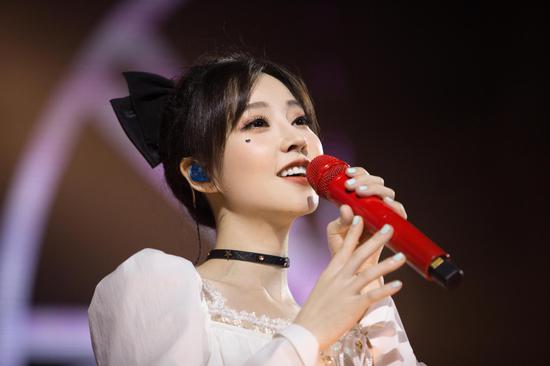 冯提莫重庆演唱会人气火爆 感谢歌迷激动流泪