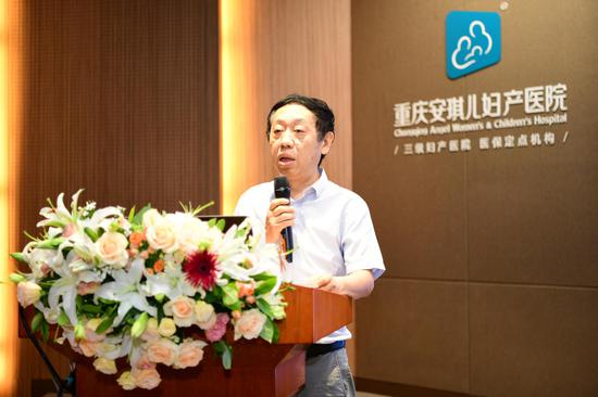 重庆市卫生信息中心《重庆医学》编辑部主任徐川平致辞,提出培训会对加强临床和基础研究、人才培养、学术交流的重要意义。