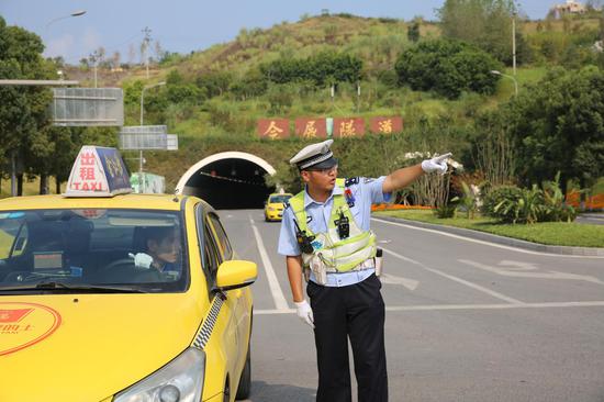 在智博会现场执勤指引道路的两路大队民警秦玉贝。渝北区交巡警支队供图