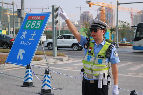 执勤中的民警陈亚洲。渝北区交巡警支队供图