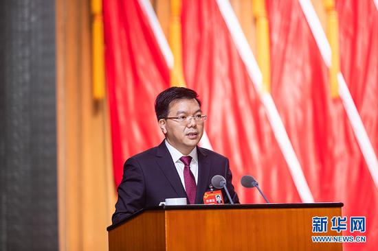 渝中区代区长左永祥作渝中区人民政府工作报告。新华网发(渝中区供图)