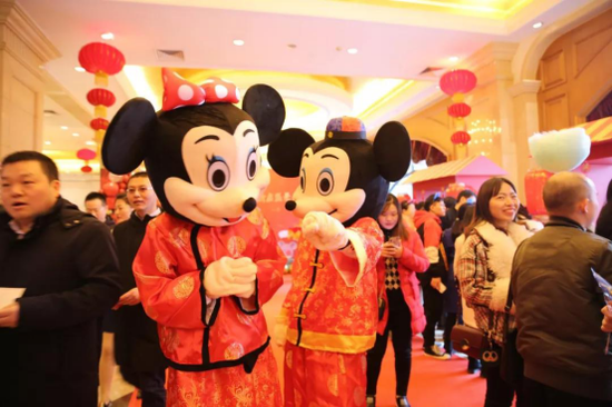 闻康街米老鼠吉祥物