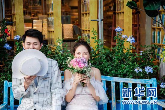 唐孝玲与左丽的婚纱艺术照。新华网发(受访者供图)