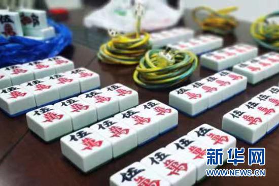图为新桥派出所暂扣的五万麻将牌。新华网发(沙坪坝区警方供图)