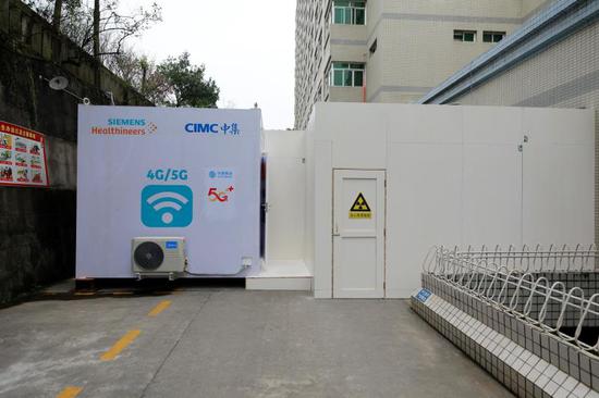 西部首台中国移动5G网络移动式CT方舱投入使用(重庆三峡中心医院何洪泽摄)