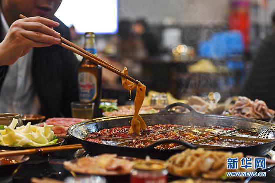 重庆部分火锅店近日陆续恢复堂食。新华网 李相博 摄