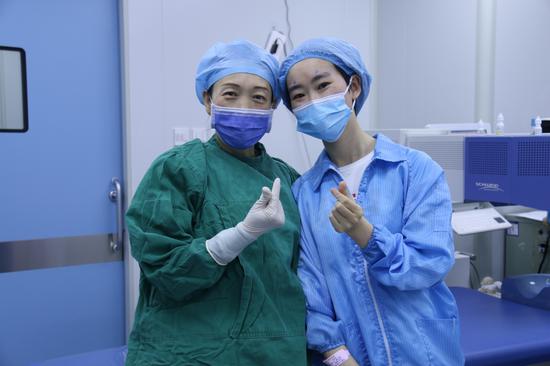 小宇和黄春丽主任合影