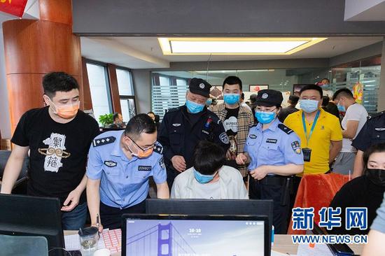 重庆市公安局两江新区分局抓捕现场。新华网发