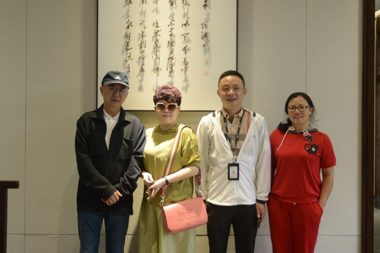 (懒坝家人到场合影)