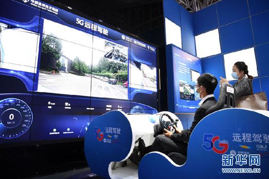 工作人员在2020线上智博会上演示“5G远程驾驶技术”。新华社记者 唐奕 摄