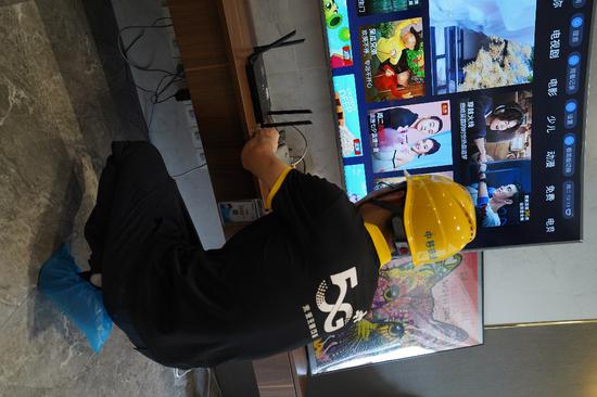 (中国移动重庆公司宽带装维工程师“服务进万家”,及时上门为客户提供宽带安装调试服务)