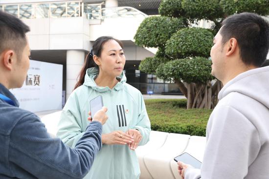 女子重剑奥运冠军李娜正在接受采访。重庆国博中心供图