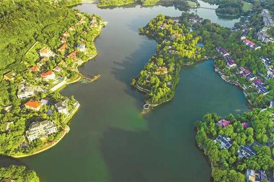 海兰云天湖山全景。海兰云天温泉度假区供图