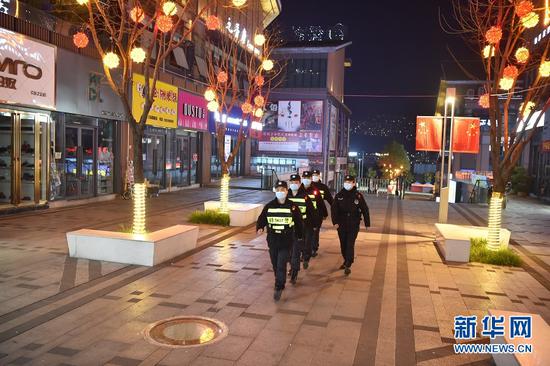 春节期间,重庆特警正在巡逻。新华网发