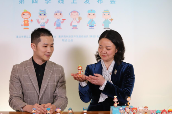 綦江区文化旅游委主任胡梅(右)