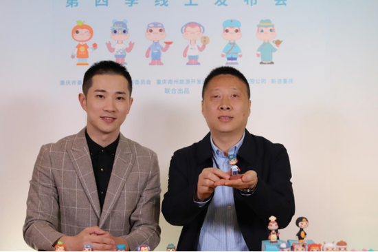 南州旅投公司总经理王启德(右)