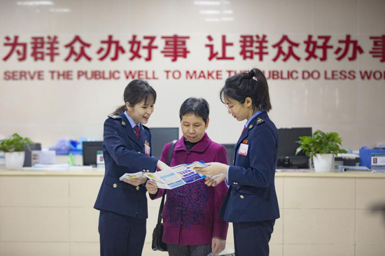 图:“党员春风服务队”在社区便民服务中心为纳税人解答涉税问题(姜钟伟摄)