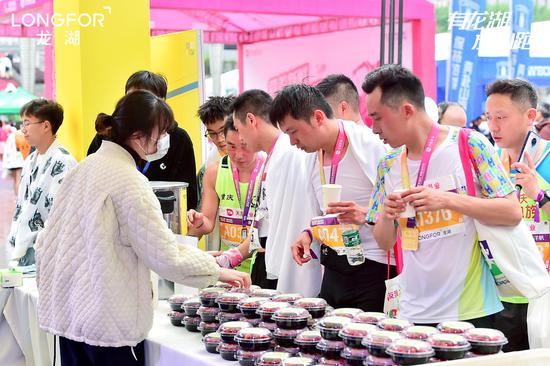 业主正在领取早餐及赛后能量补给品