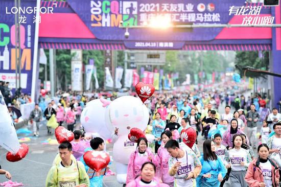 2021重庆半程马拉松比赛现场图
