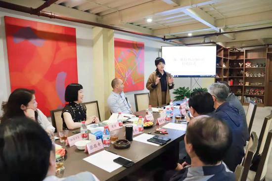 新浪重庆常务副总经理唐学萍发言