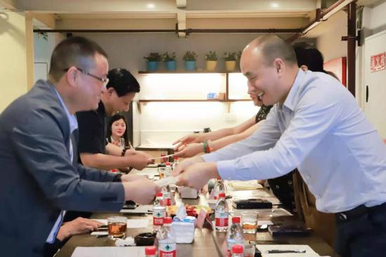 为特邀高级文化顾问颁发授聘证书