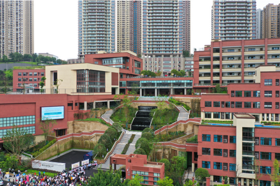 礼嘉实验小学 蓝天 摄