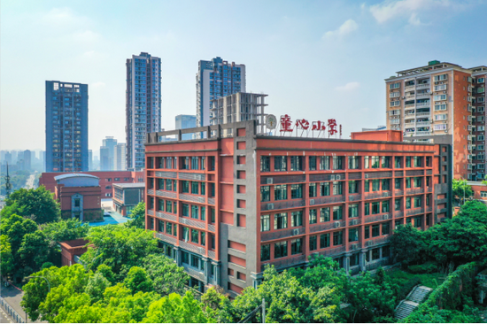 童心小学二期 蓝天 摄