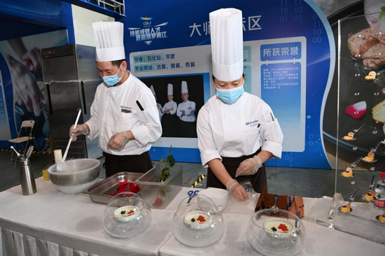 制作分子料理现场