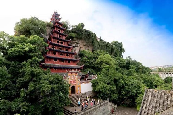 游客游览石宝寨