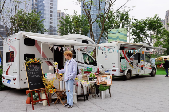 市民在露营区打卡拍照。彭丽桦/摄