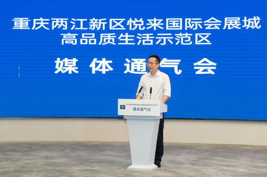 媒体通气会现场,王愚与记者进行交流。(陈林 摄)