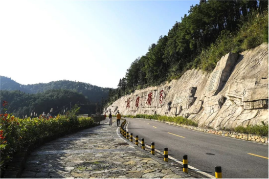 “二环路”蟠龙段“蜀嶺雄风”观景台