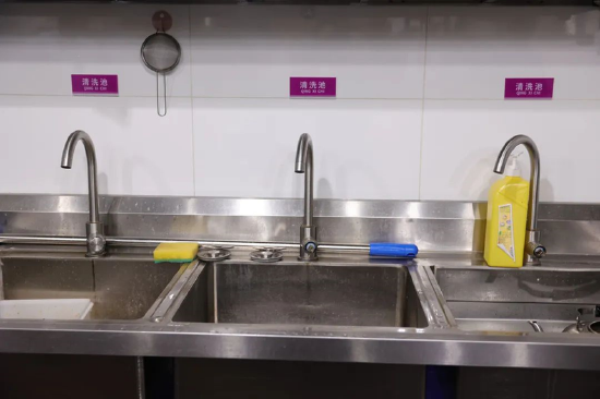 重庆财富MALL一家餐饮店后厨内清洗池设置有明显分区。(李晨 摄)