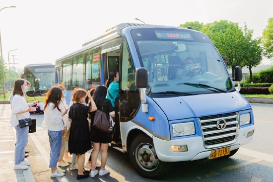 员工依次上车。(两江产业集团供图)
