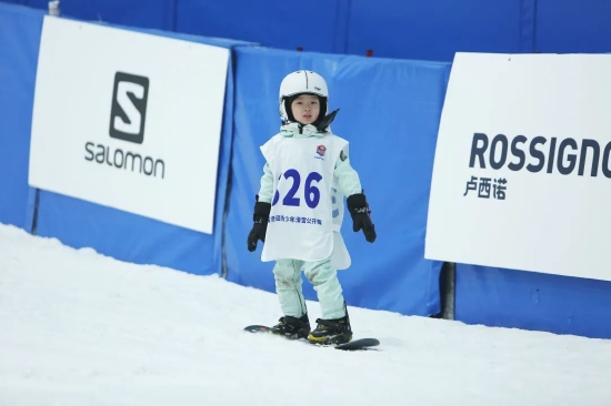 5歲參賽選手王澤熙正在滑行