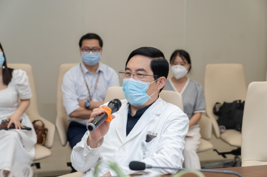 李世荣教授向媒体介绍星荣公益