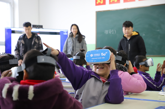 (四川移动联合成研院打造VR智慧教室)