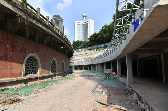 体育场与新建建筑相融 周涛摄